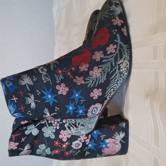 Vince Camuto, Festival Wonderland, Black, Red and Blue Brocade Ankle Bootie 6m - Picture 2 of 9